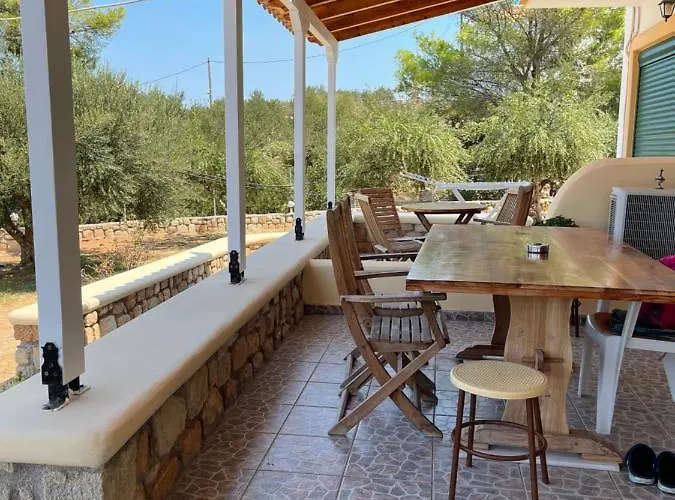 Otel Niriides *